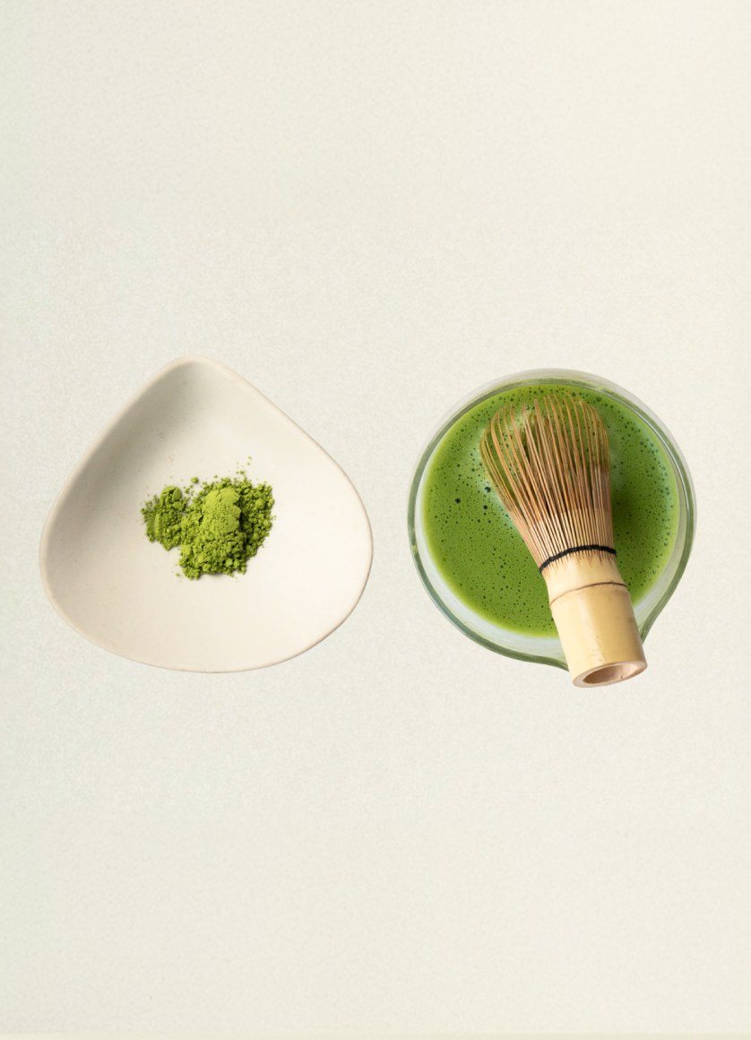 Matcha w proszku i bambusowa miotełka chasen